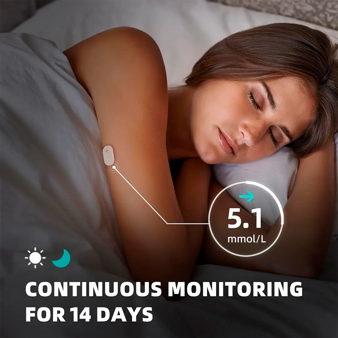 Una mujer duerme tranquilamente mientras un discreto sensor de monitoreo continuo de glucosa (CGM) descansa en su brazo. El dispositivo, apenas perceptible, se encarga de medir constantemente sus niveles de glucosa, brindándole tranquilidad incluso mientras descansa. Esta tecnología innovadora ofrece un monitoreo constante y sin interrupciones, proporcionando datos vitales para el control efectivo de la diabetes.