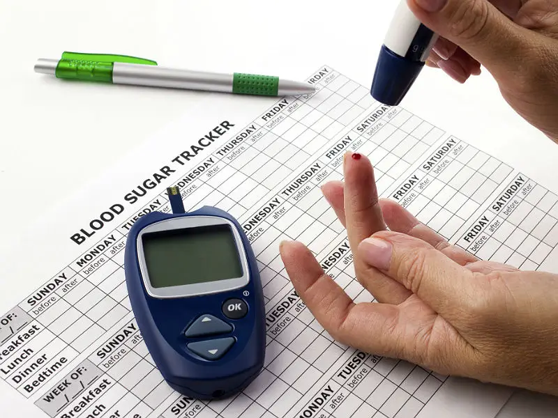 Persona midiendo glucosa: Obtén consejos prácticos para controlarla.