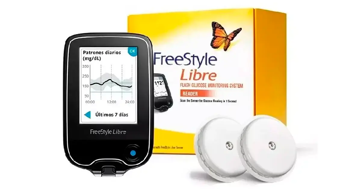 Imagen del kit del sensor FreeStyle Libre, que incluye el lector y dos sensores. Esta imagen muestra los componentes principales de este glucometro sin pinchazos, facilitando el monitoreo de los niveles de azúcar de manera precisa y cómoda.